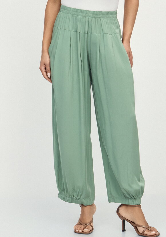 Брюки свободные с эластичной лентой по низу шир.  580, рис. 12