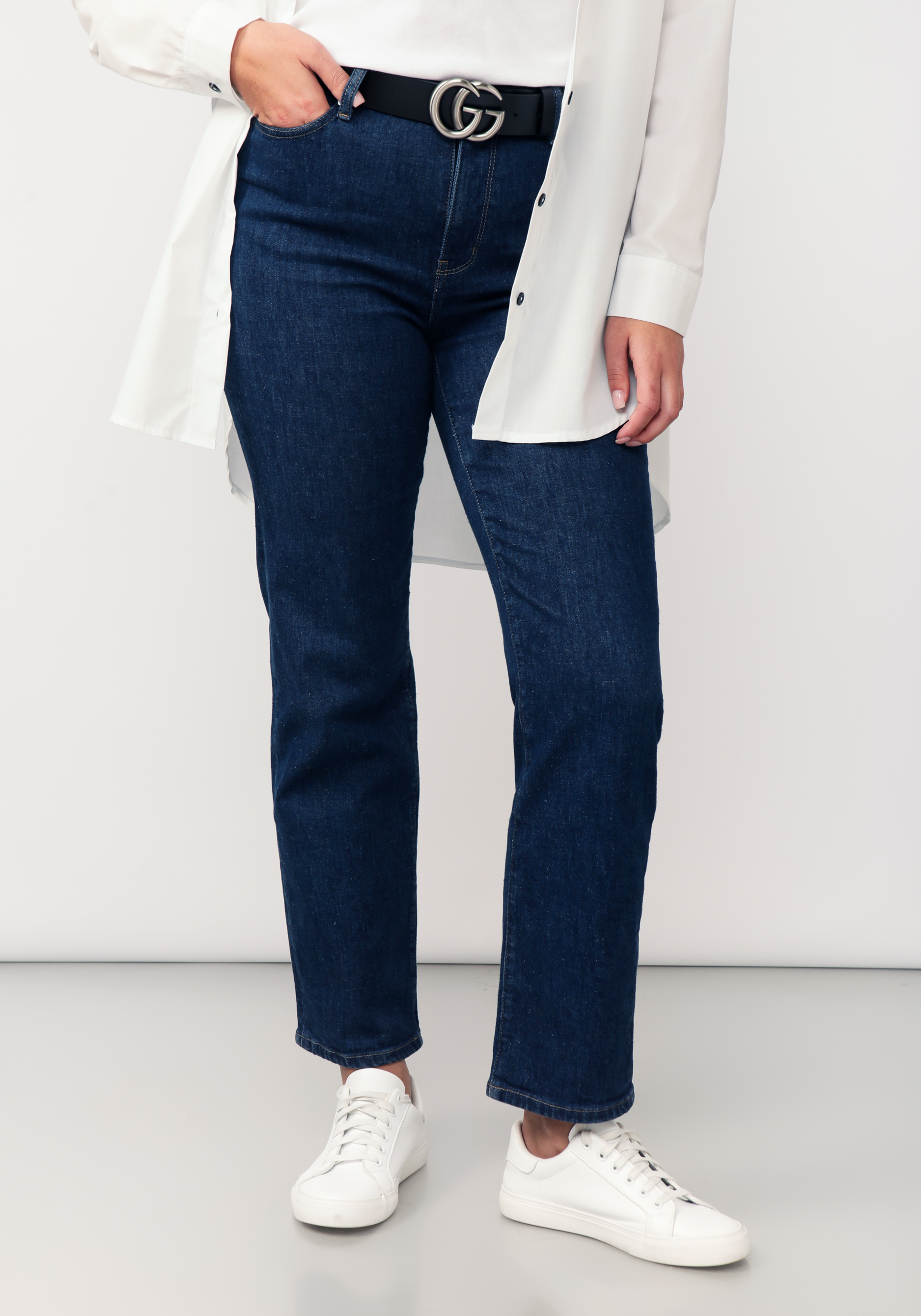 Джинсы прямого кроя с вышивкой на кармане 1299₽