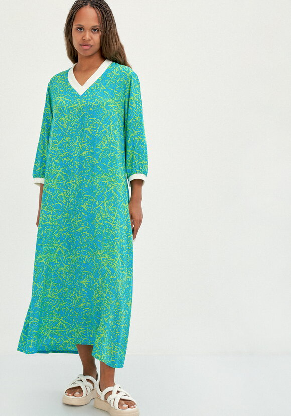 Платье А-силуэта с контрастной отделкой шир.  580, рис. 24