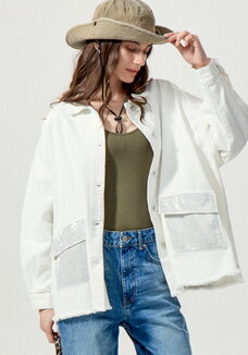 Джинсовая куртка со стразами на карманах