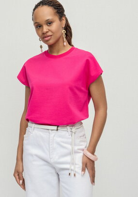 Футболка из трикотажа со спущенным плечом