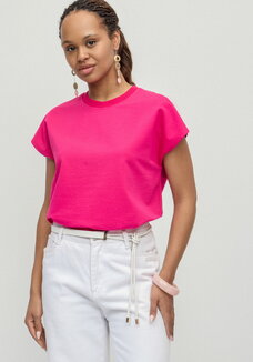 Футболка из трикотажа со спущенным плечом