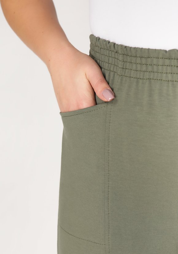 Брюки с карманами в рельефах шир.  580, рис. 13