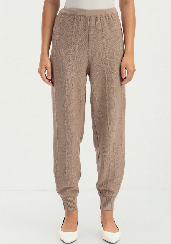 Брюки джоггеры с фактурным рисунком шир.  580, рис. 6