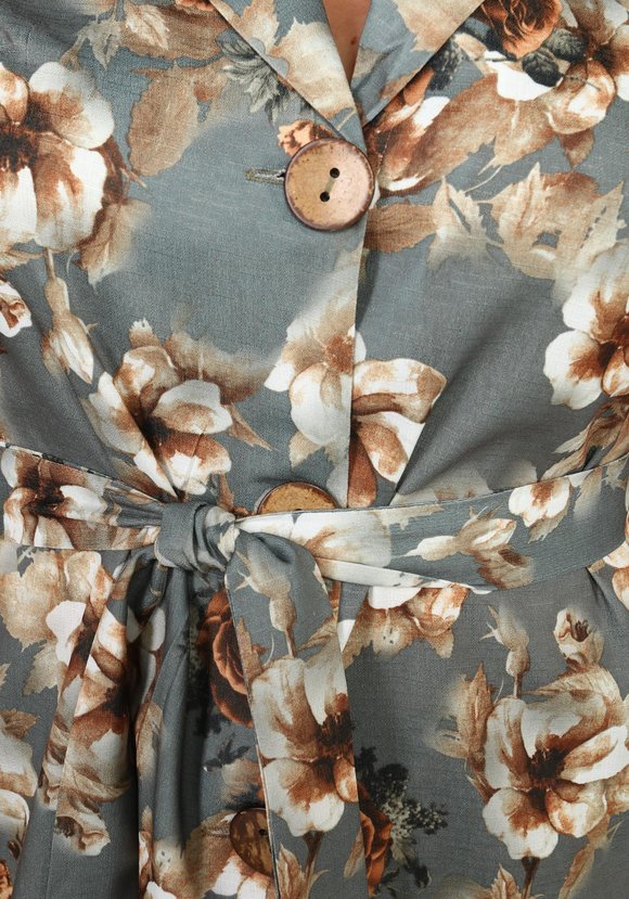 Костюм: брюки с жакетом и поясом шир.  580, рис. 9