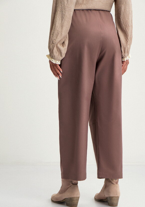 Брюки бананы с конструктивными линиями шир.  580, рис. 3