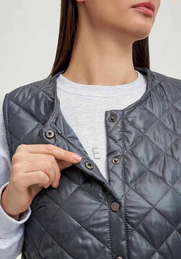 Жилет стёганый с застёжкой на кнопки шир.  580, рис. 35