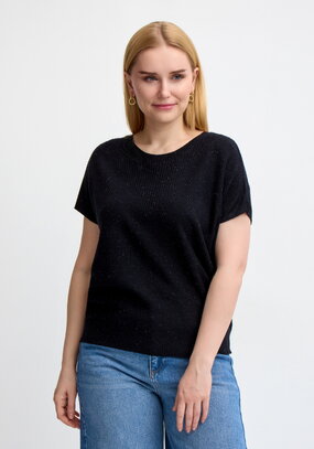 Джемпер с оригинальным вырезом без рукава