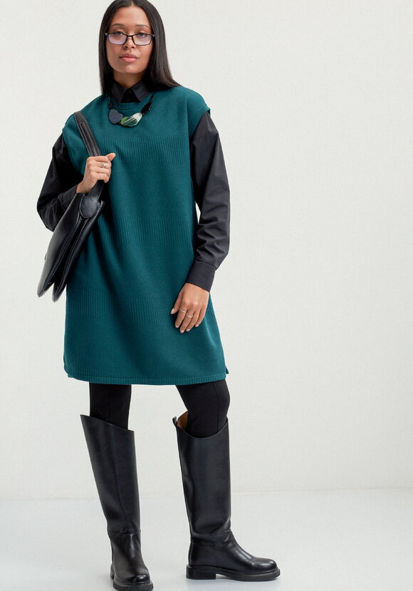 Жилет из трикотажа с фактурным рисунком шир.  580, рис. 15