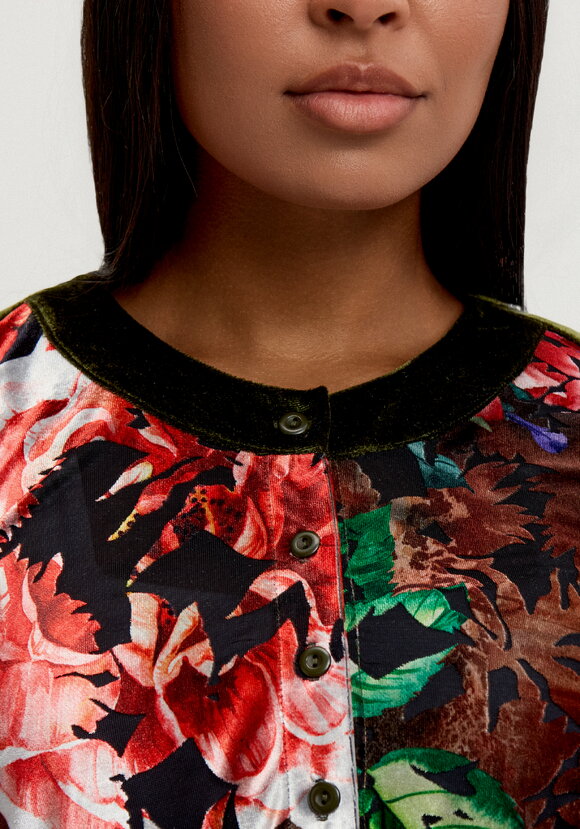 Блуза свободного кроя  с цветочными вставками шир.  580, рис. 5