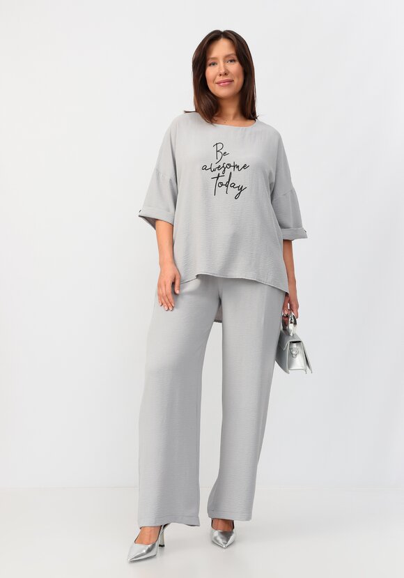 Костюм: брюки и блуза с лаконичным принтом шир.  580, рис. 21