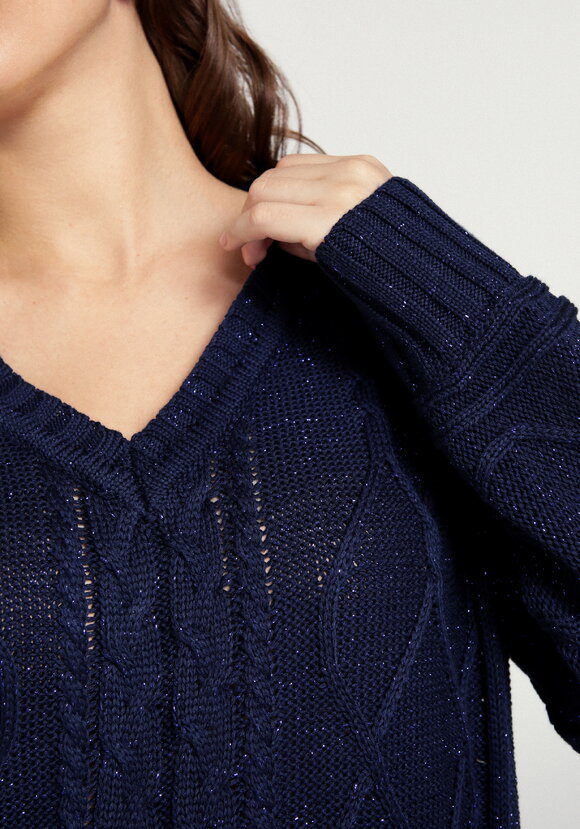 Джемпер с V-образным вырезом и косами шир.  580, рис. 12