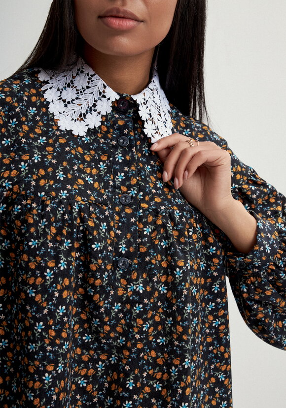 Блуза из микровельвета с ажурным воротником шир.  580, рис. 21