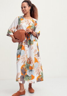 Платье из штапеля с тропическим принтом