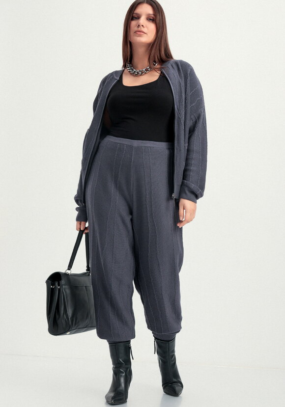 Брюки джоггеры с фактурным рисунком шир.  580, рис. 15