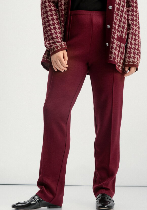 Брюки прямые зауженные книзу на резинке шир.  580, рис. 33