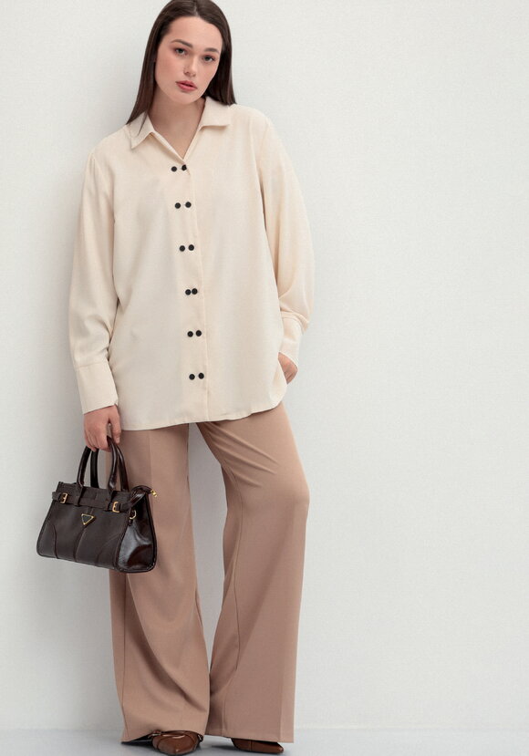 Рубашка с контрастными пуговицами шир.  580, рис. 11