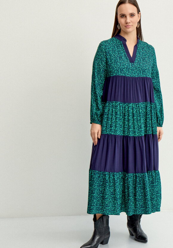 Платье с ярусами и V-образным вырезом шир.  580, рис. 13