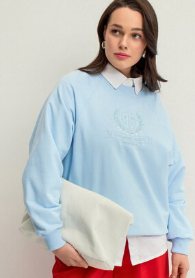 Свитшот с декором на груди