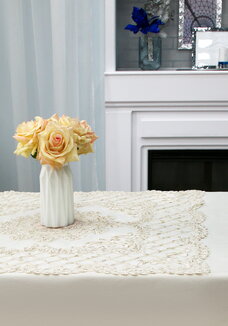 Скатерть с велюром и кружевом