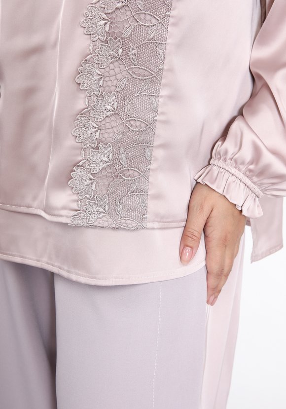 Блуза с кружевной отделкой и рюшей на манжете шир.  580, рис. 4