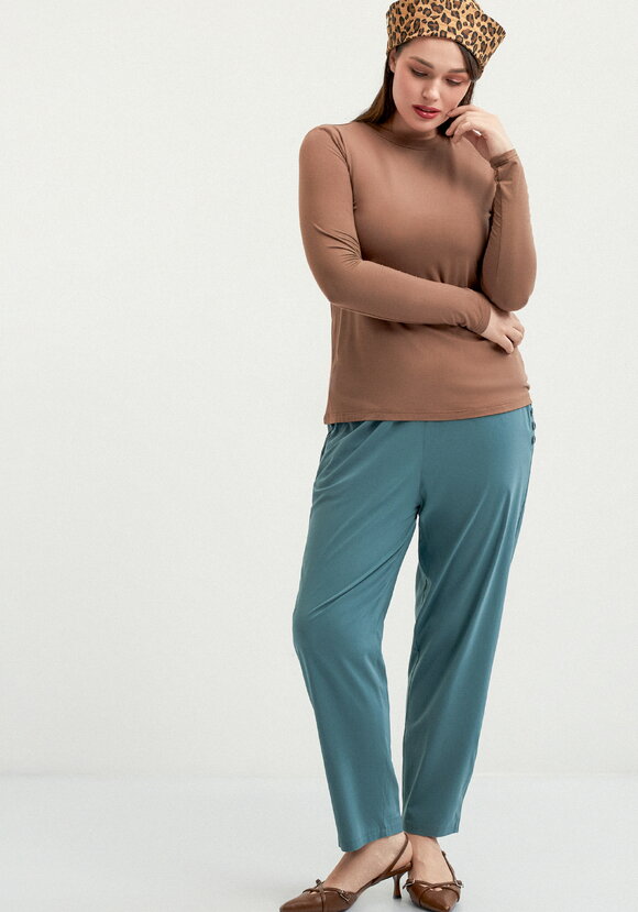 Брюки зауженные с декором из пуговиц шир.  580, рис. 1