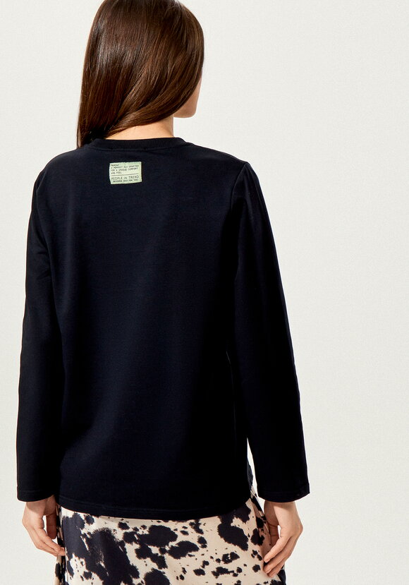 Лонгслив с нашивкой на спине шир.  580, рис. 37