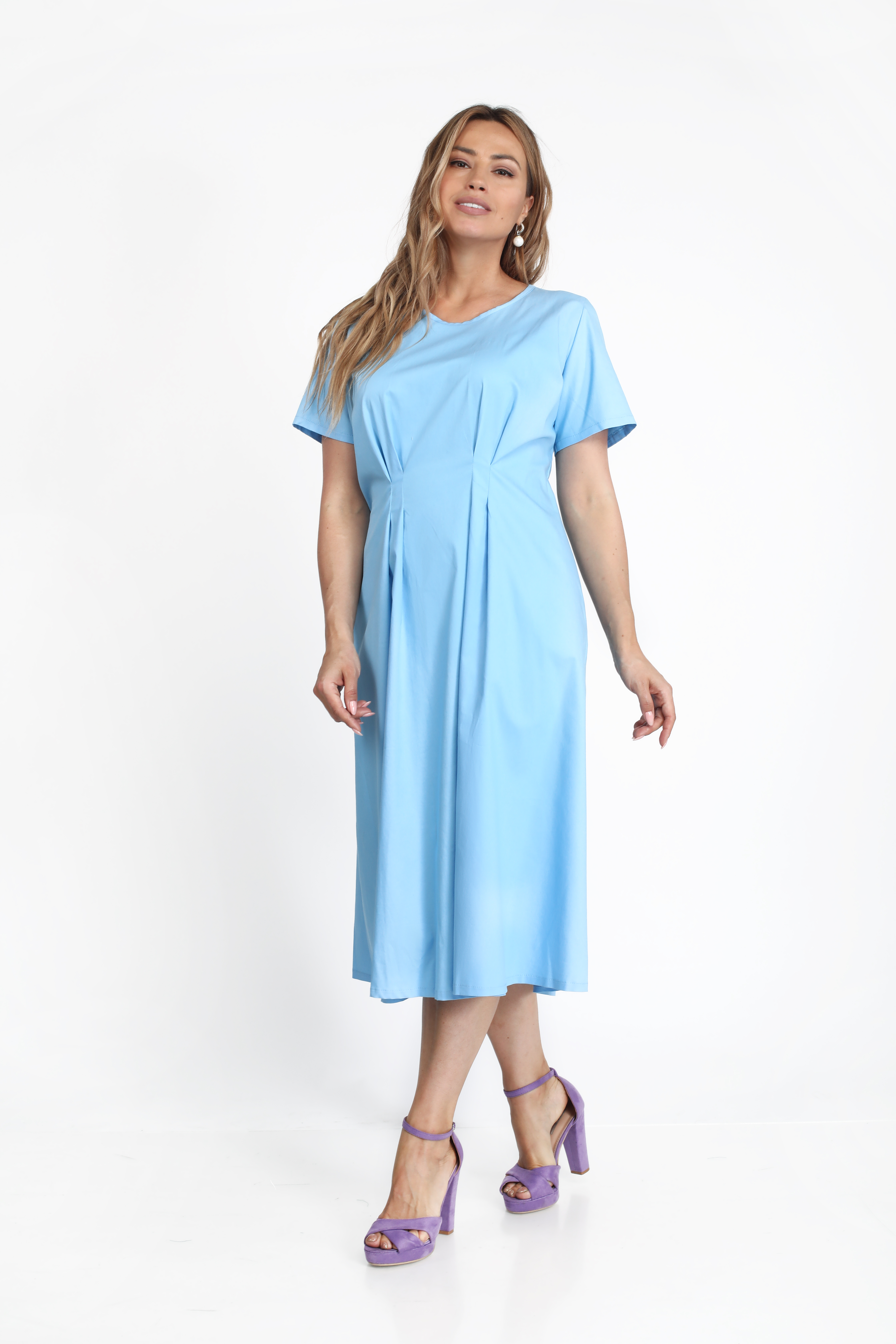 Платье прямого силуэта с защипами по переду