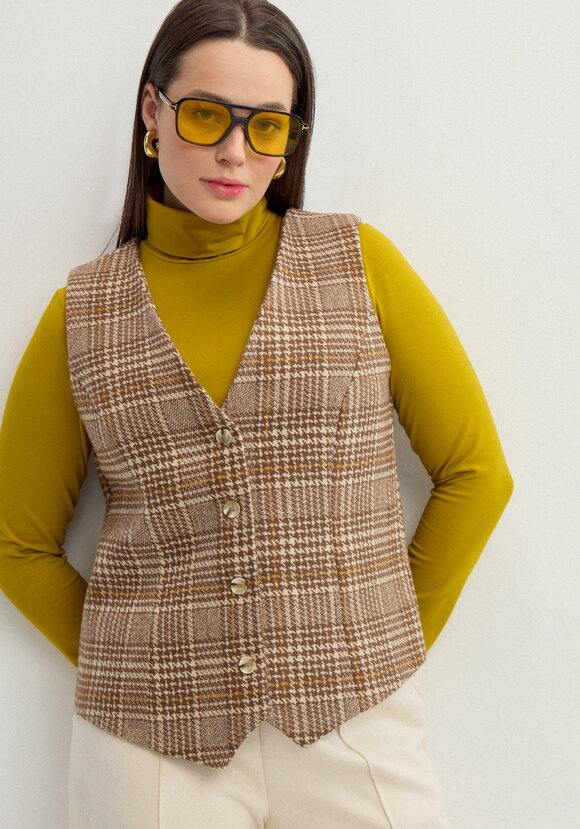 Жилет однобортный с принтом в клетку шир.  580, рис. 7