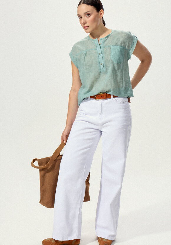 Блуза с коротким рукавом и карманом на груди шир.  580, рис. 26