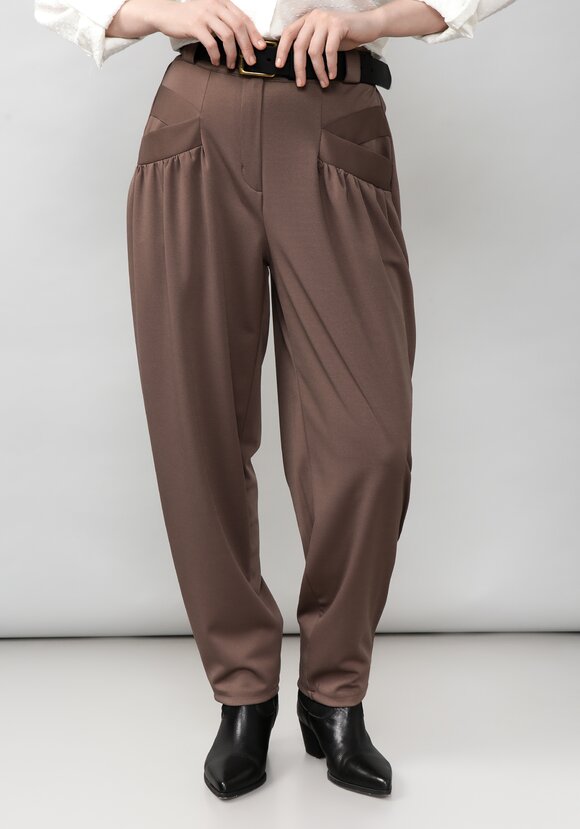 Брюки женские со сборкой на карманах шир.  580, рис. 13
