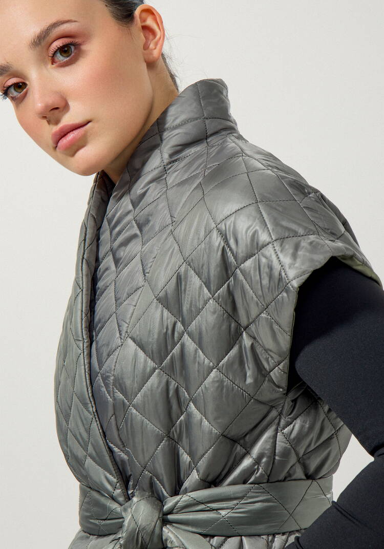 Жилет со спущенным плечом и высоким воротом шир.  750, рис. 12