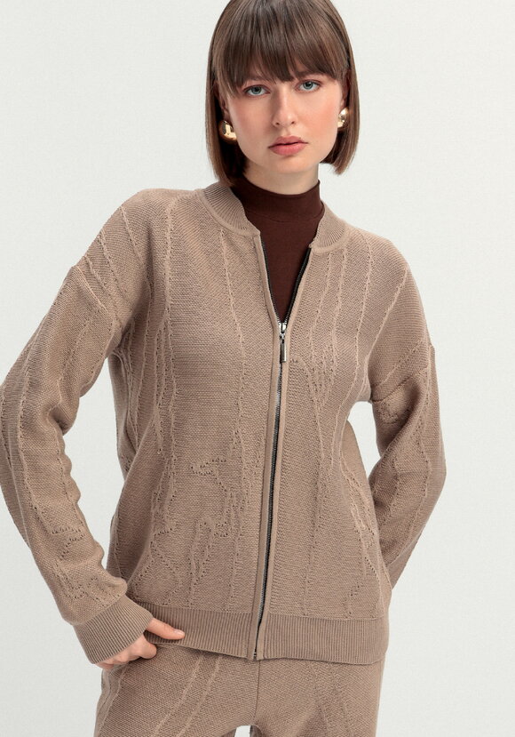 Бомбер с фактурным рисунком шир.  580, рис. 7