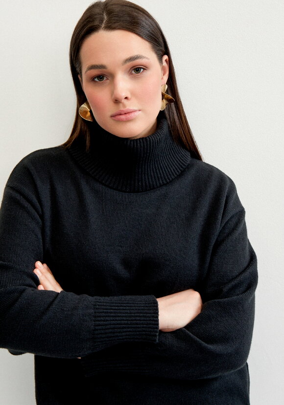 Свитер с объемным воротом шир.  580, рис. 19