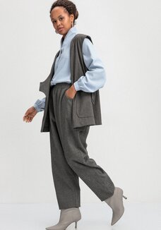 Брюки свободного кроя зауженные к низу