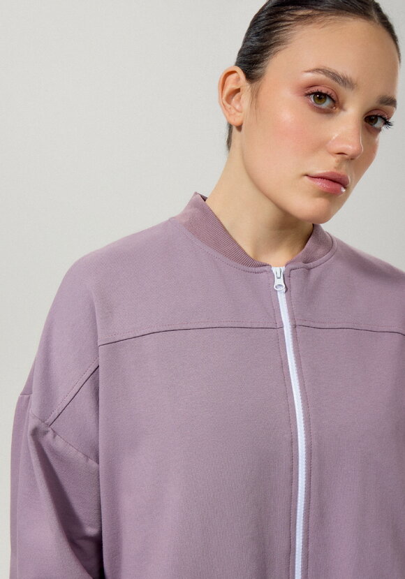 Бомбер с накладными карманами шир.  580, рис. 28