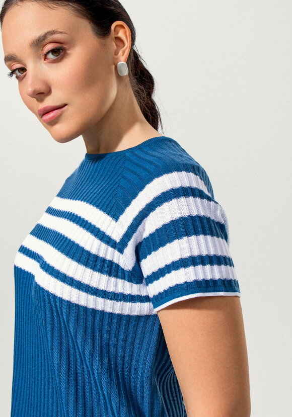 Джемпер с контрастными полосами на груди шир.  580, рис. 11