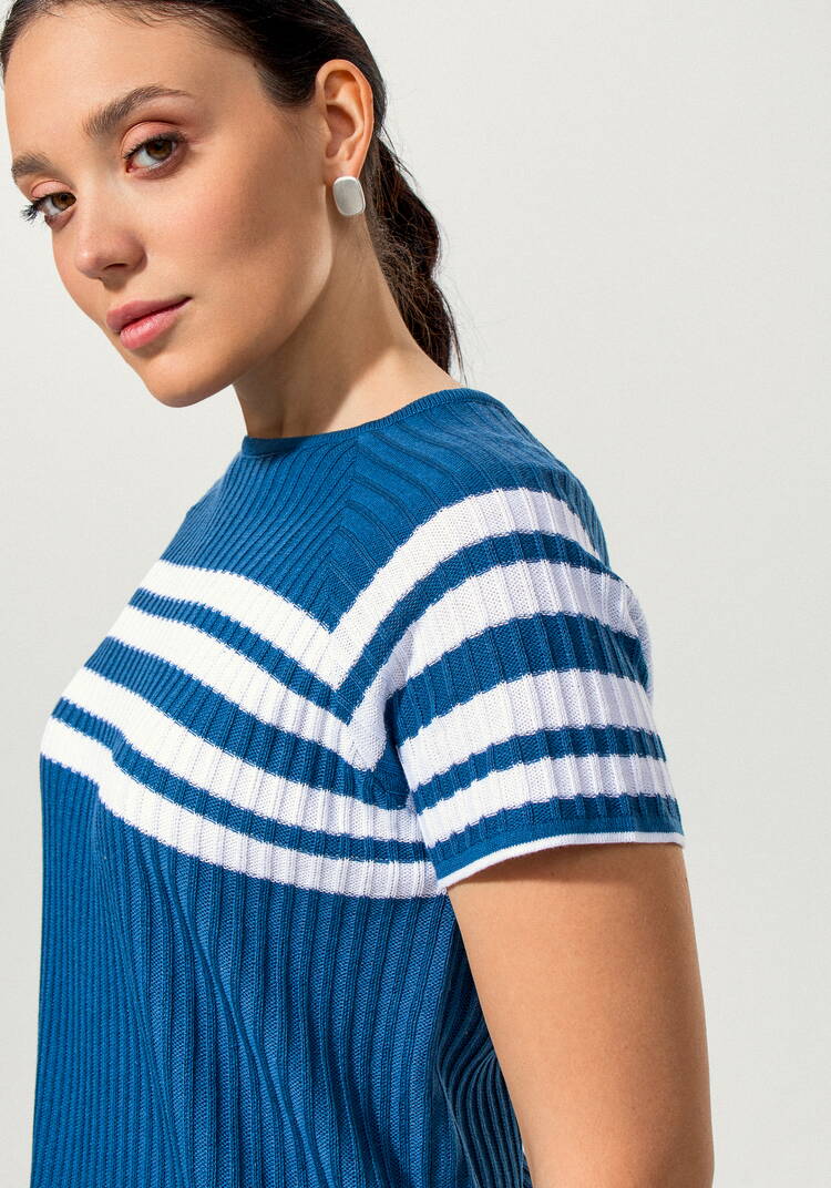 Джемпер с контрастными полосами на груди шир.  750, рис. 11