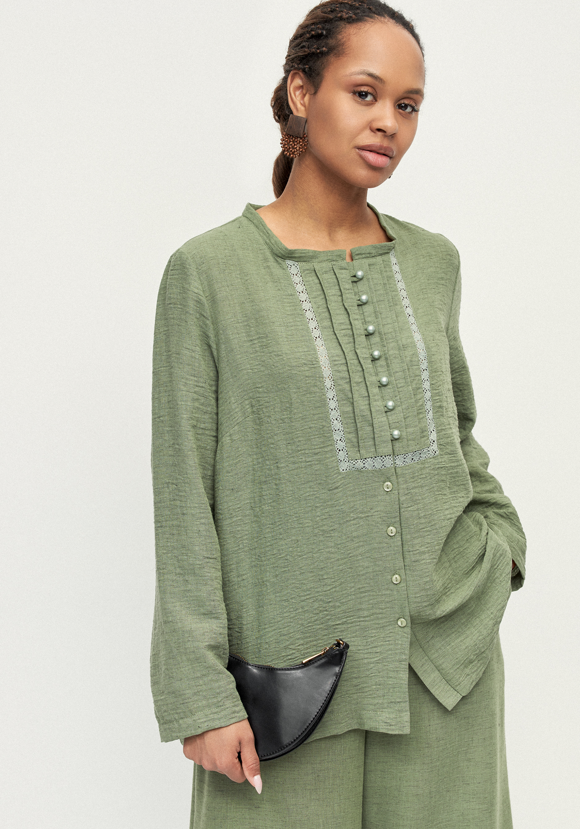 Блуза изо льна с вставками кружева