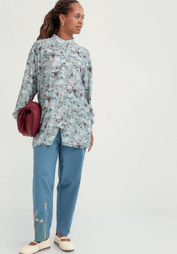 Блуза оригинального кроя с воротом стойка шир.  580, рис. 17