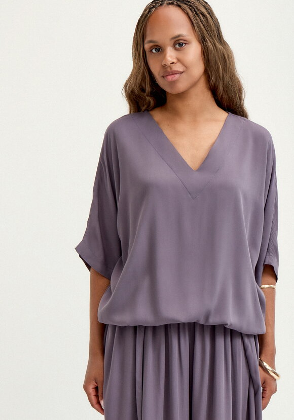 Блуза с V-образным вырезом свободная шир.  580, рис. 27