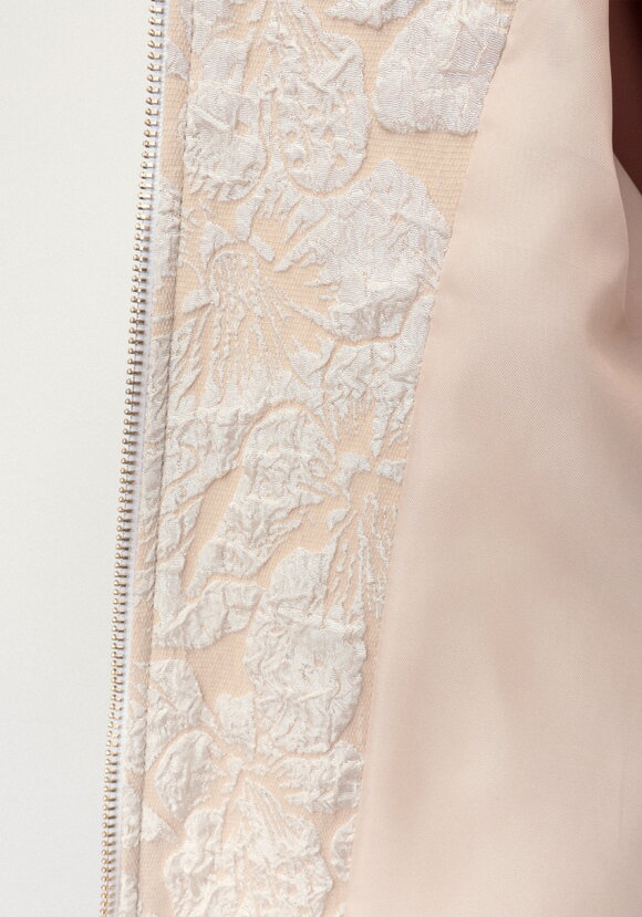 Бомбер из ткани с жаккардовым узором шир.  580, рис. 23