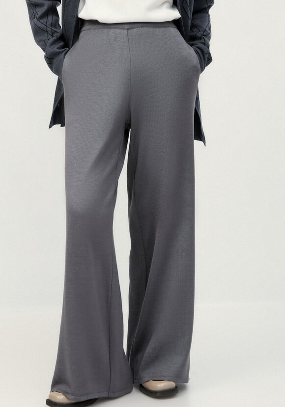 Брюки прямые свободной посадки на резинке шир.  580, рис. 19