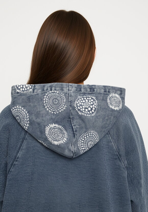 Куртка джинсовая с нашивками Ванесса шир.  580, рис. 6