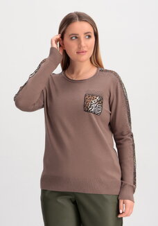 Джемпер с лампасами и карманом из страз