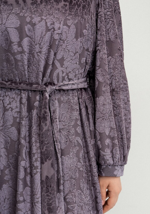 Платье с цветами из бархата шир.  580, рис. 31