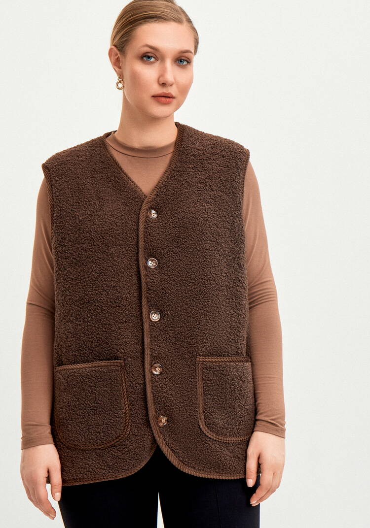 Жилет из экомеха на пуговицах шир.  750, рис. 22