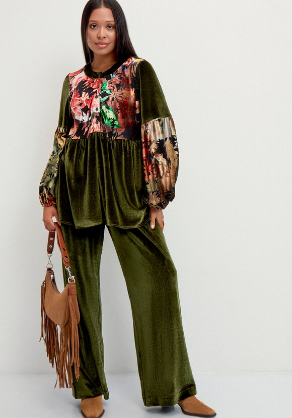 Блуза свободного кроя  с цветочными вставками шир.  580, рис. 2