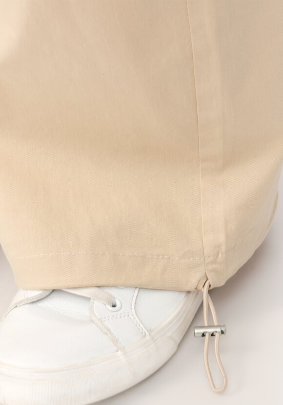 Брюки с боковыми карманами прямые шир.  580, рис. 23