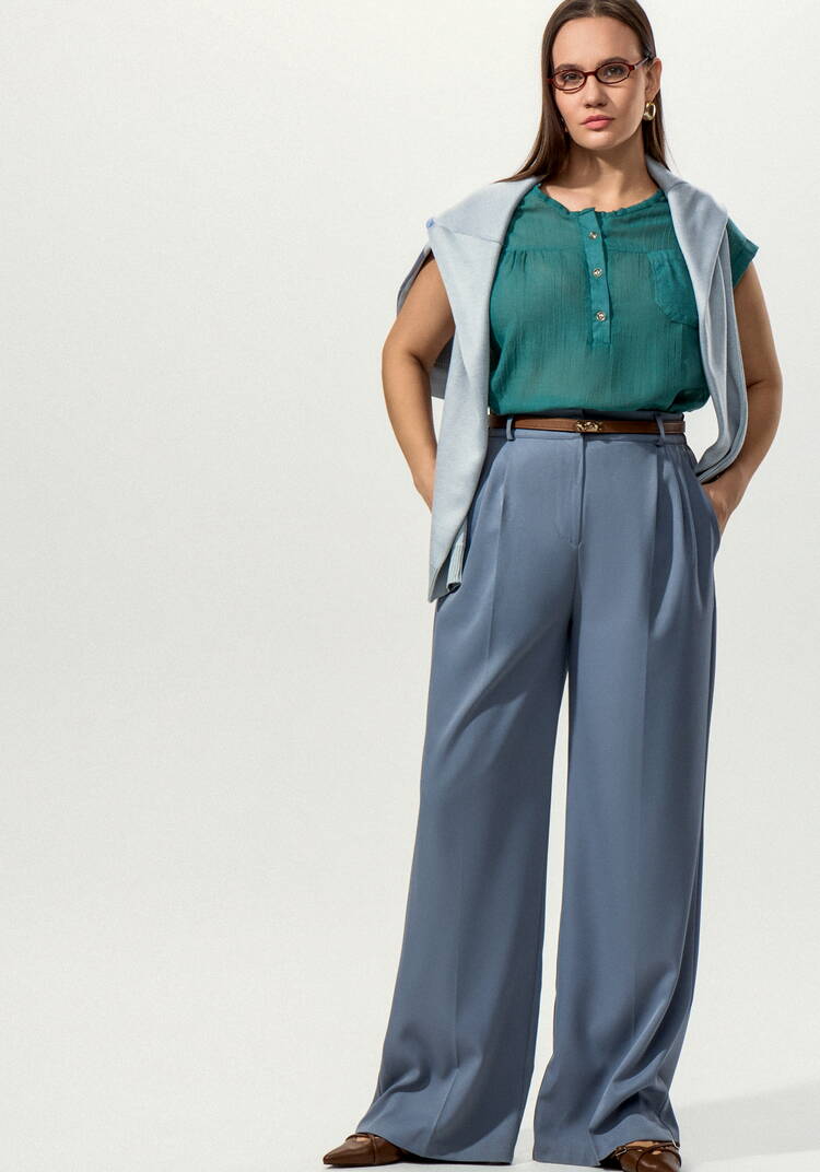 Блуза с коротким рукавом и карманом на груди шир.  750, рис. 10